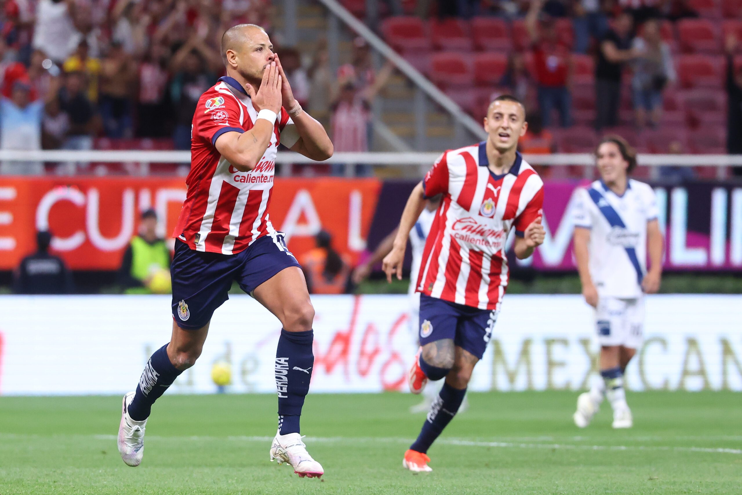 Chivas vence a Puebla 3-2 con gol de Chicharito. - Puebla News