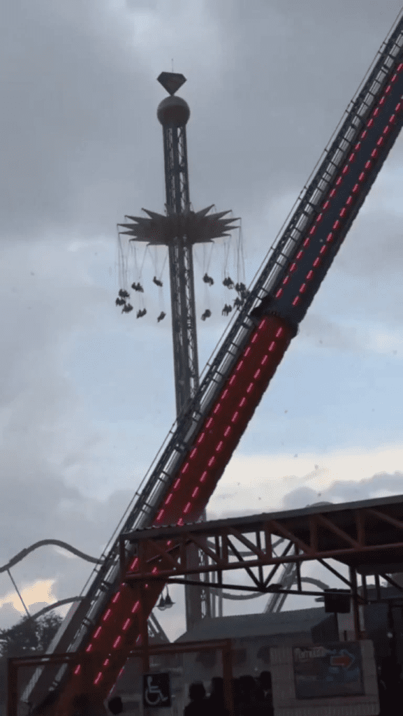 Juego en Six Flags se quedó atorado