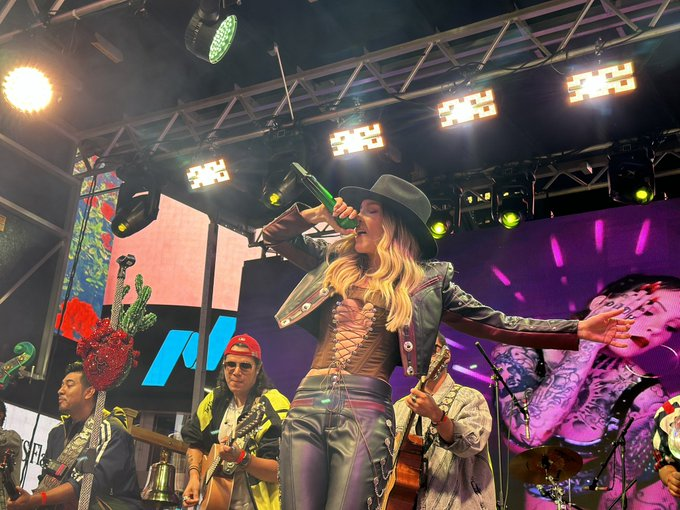 Belinda da el Grito en Times Square
