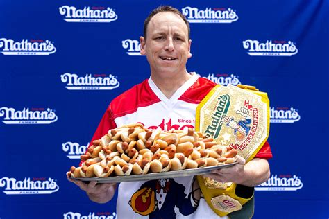 Joey Chestnut bate récord