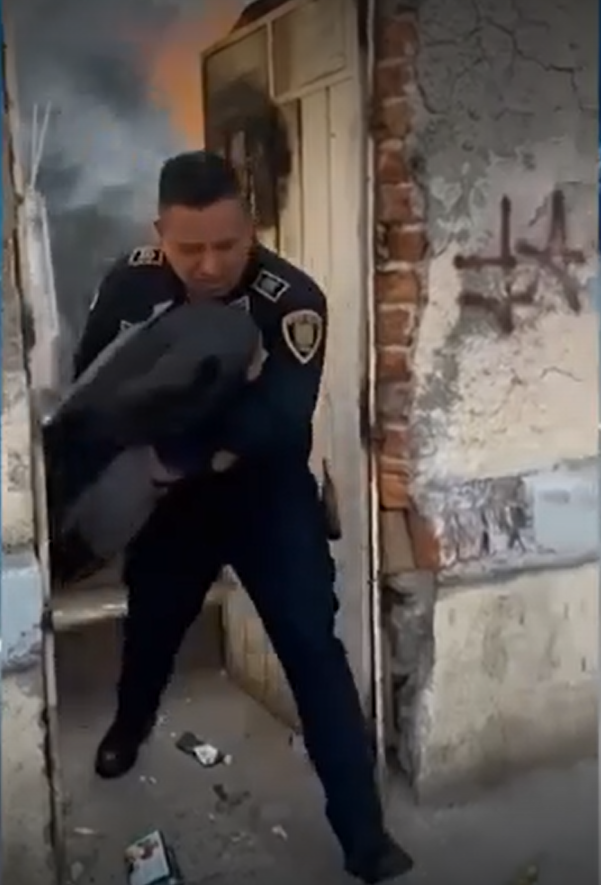 Policía héroe rescata a niña durante incendio