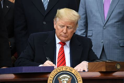 Donald Trump firma orden