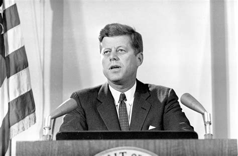 Trump ordena desclasificar archivos sobre Kennedy