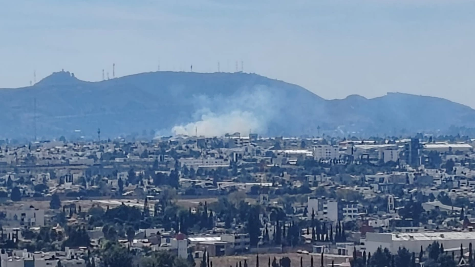 Incendio en Puebla: Densa humareda alarma a ciudadanos