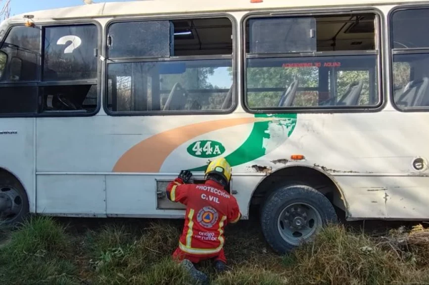 Unidad de transporte público cae a barranca en San Jerónimo Caleras