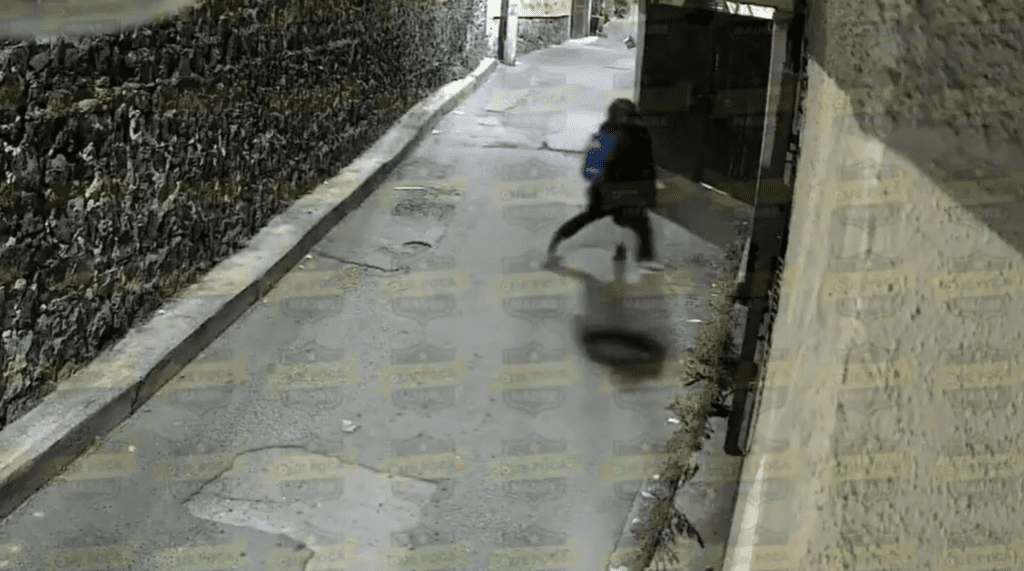 Captan a presunto abusador serial en CDMX mientras toca indebidamente a una mujer en plena calle