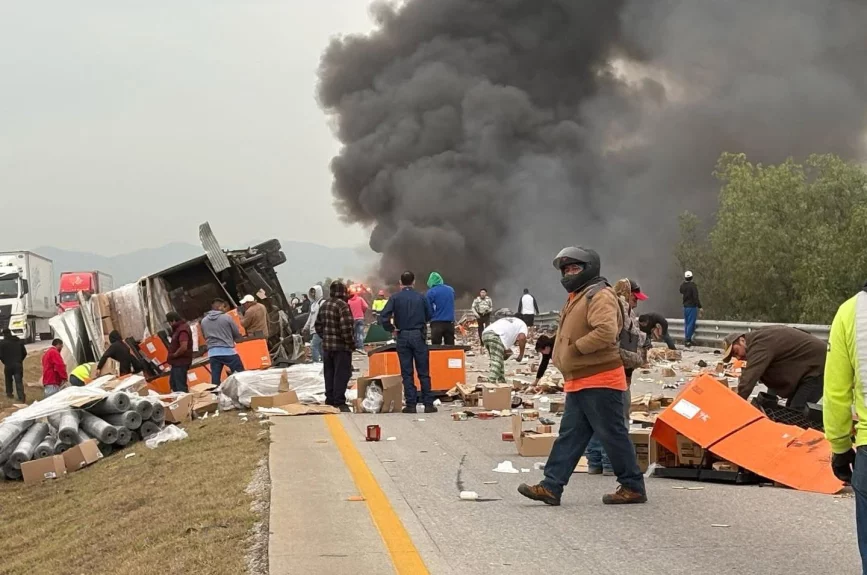 Fuerte incendio en el Arco Norte provoca cierre vial