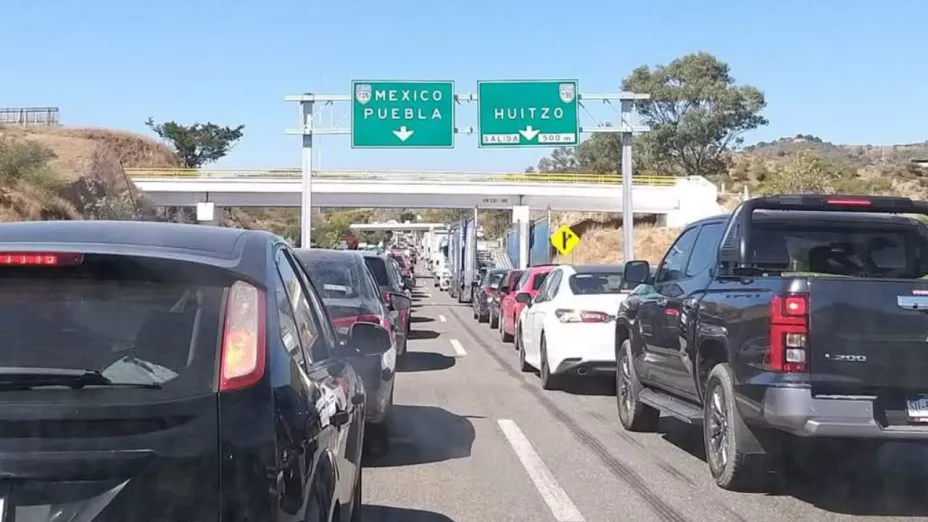 Derrumbe en la autopista Cuacnopalan–Oaxaca provoca cierre parcial y caos vial
