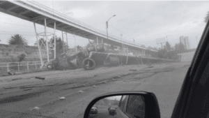 Fuerte accidente en Periférico Ecológico Puebla: tráiler volcado