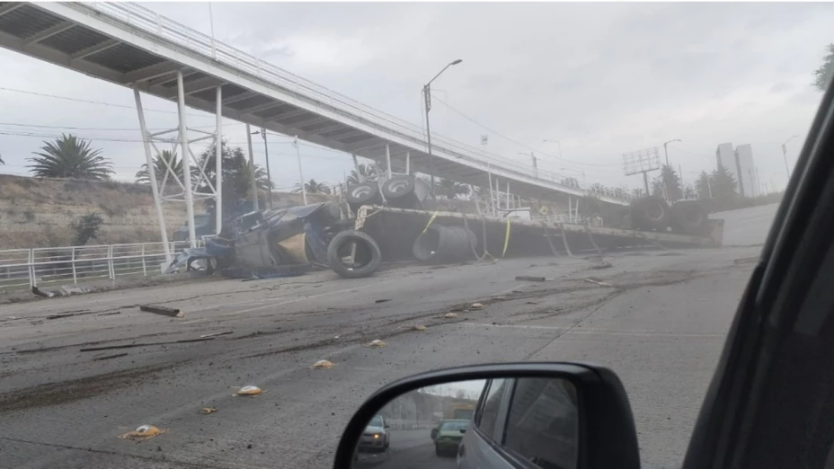 Fuerte accidente en Periférico Ecológico Puebla: tráiler volcado