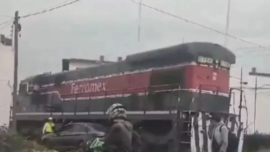 Tren choca con vehículo en Cuautlancingo; no hay lesionados pese al impacto