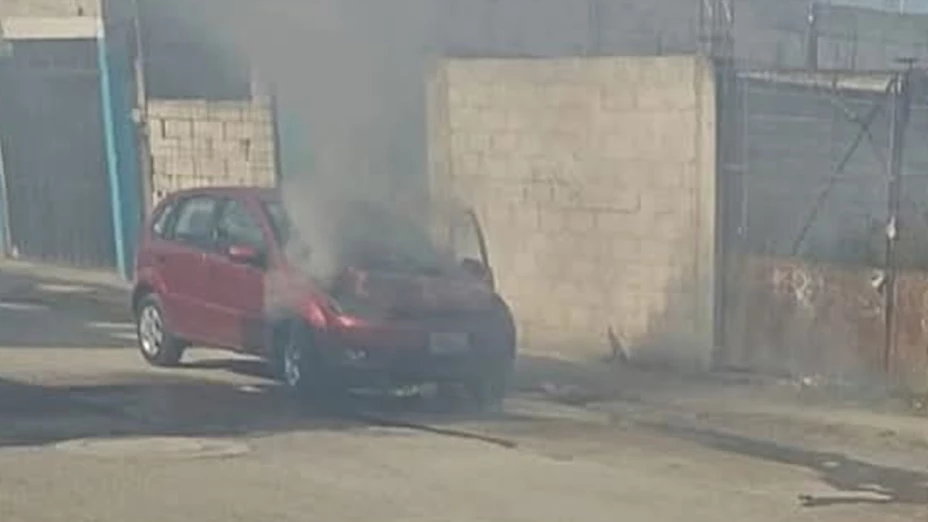 Fuerte incendio de vehículo moviliza a cuerpos de emergencia en San Ramón, Puebla