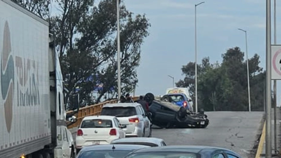 Aparatosa volcadura genera caos vial en la autopista México- Crédito X Amauri Jiménez/ @Mau_Jimenz