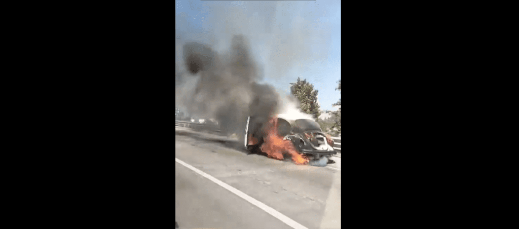 Aparatoso incendio sobre el Periférico Ecológico hoy
