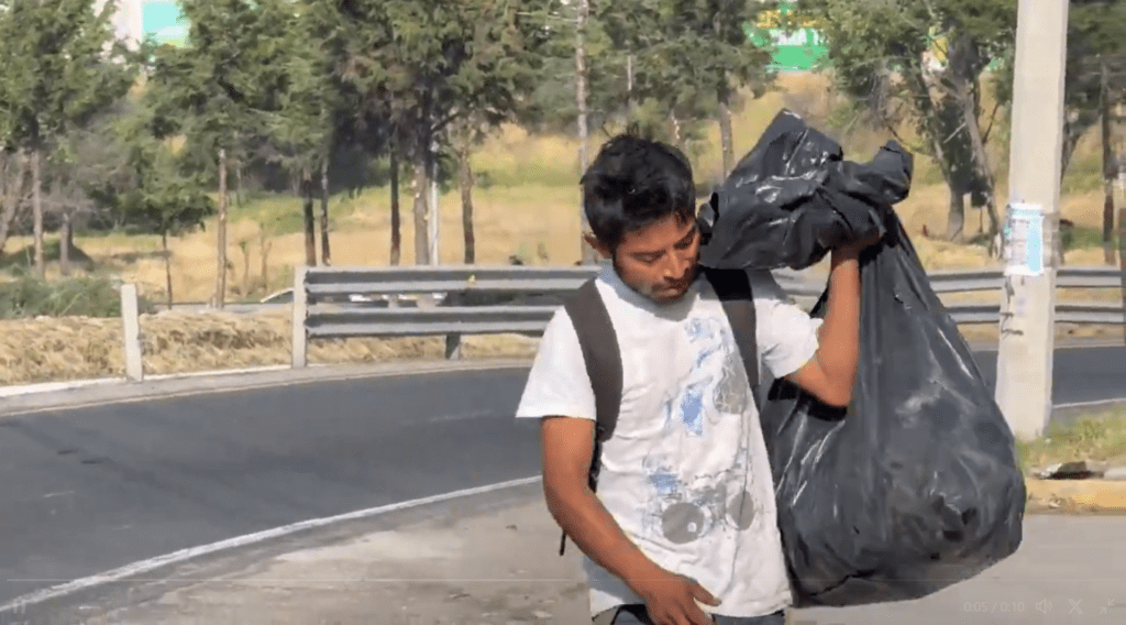 Rescatan a joven en situación de calle que vivía en alcantarilla