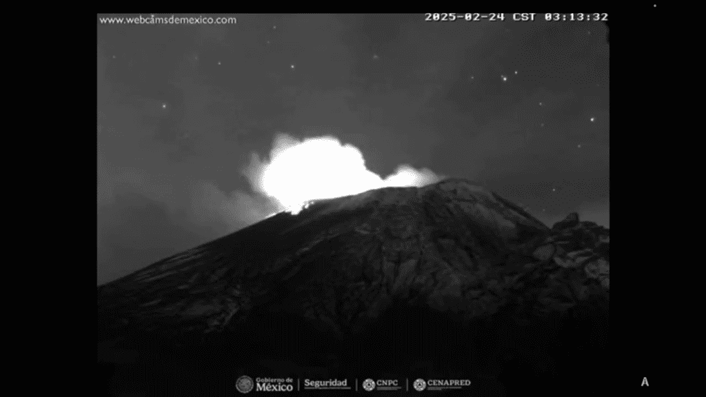 Volcán Popocatépetl expulsa material incandescente y mantiene actividad moderada este 24 de febrero
