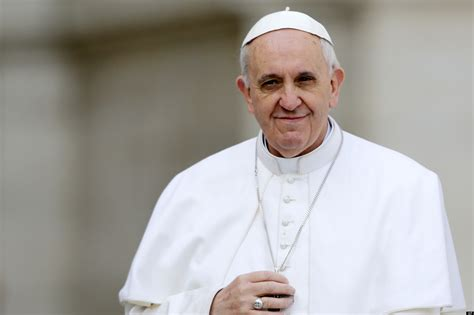 Papa Francisco sigue "crítico" pero con "leve mejoría"