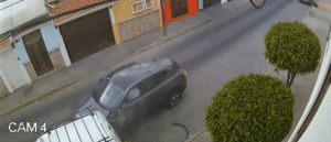 Auto se impacta contra vehículos estacionados