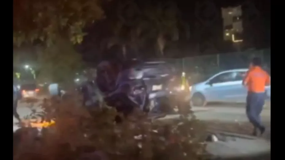 Aparatoso accidente en Lomas de Angelópolis: auto vuelca