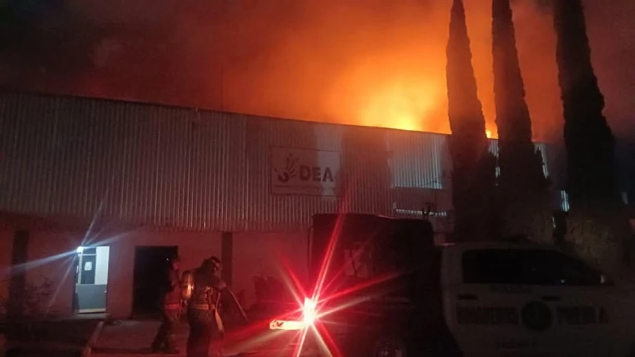 Incendio en el Parque Industrial Chachapa de Amozoc moviliza a cuerpos de emergencia