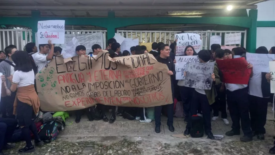 Estudiantes del CECyTE en Villahermosa protestan