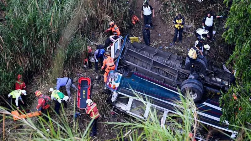 Tragedia en Guatemala: Más de 50 muertos tras la caída de un autobús desde un puente