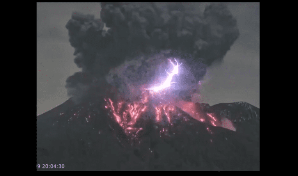 Volcán Sakurajima entra en erupción y lanza cenizas