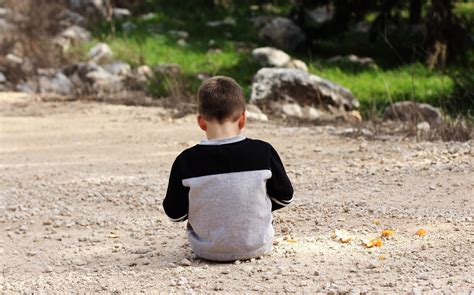 Menor de 3 años es hallado deambulando solo en calles