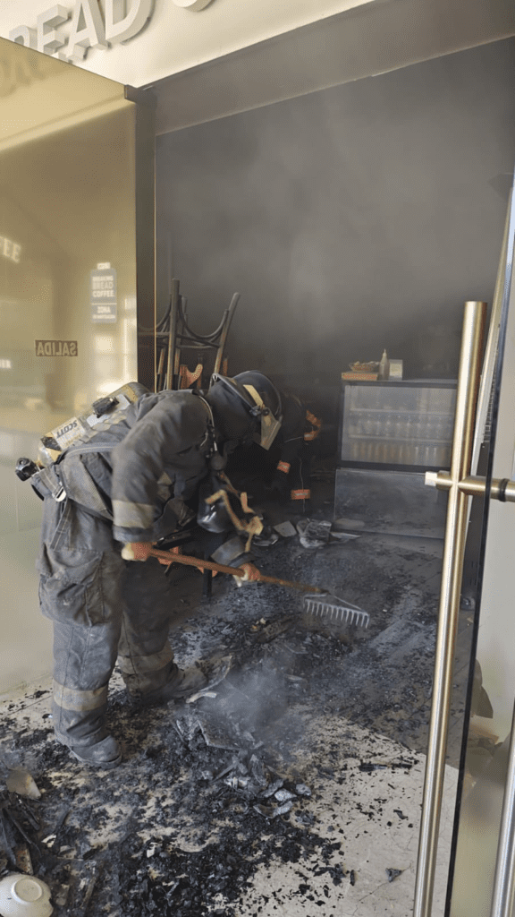Incendio en cafetería de la colonia La Paz, Puebla, moviliza a cuerpos de emergencia
