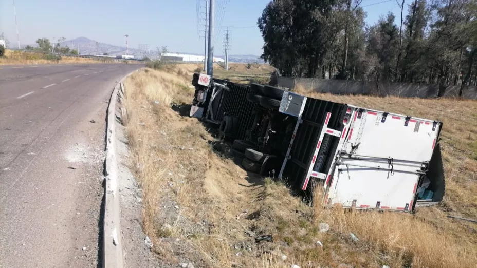 Volcadura de tráiler afecta circulación en la autopista
Crédito: X Pedro Alonso Benítez @delreportero