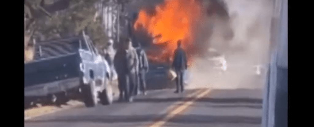 Incendio de microbús en la carretera Chignahuapan-Tlaxco