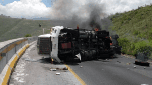 Tráiler vuelca en la autopista Puebla-Córdoba hoy 20 de marzo