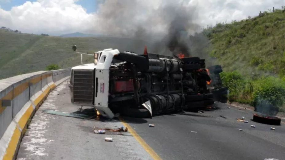 Tráiler vuelca en la autopista Puebla-Córdoba hoy 20 de marzo