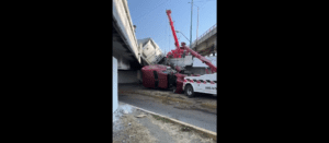 Tráiler cae de un puente en Tlalnepantla, Edomex