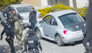 Detienen a hombre por realizar disparos en Bosques