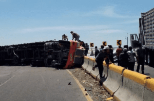 Accidente de tráiler bloquea la carretera Cuautla-Puebla