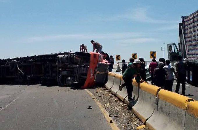 Accidente de tráiler bloquea la carretera Cuautla-Puebla