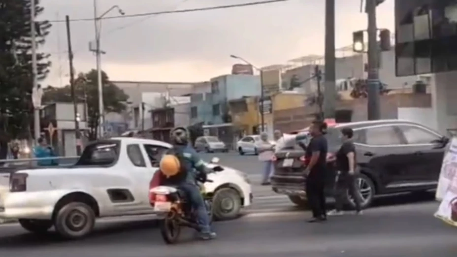 Cierre en Bulevar Atlixco y 25 Poniente en Puebla hoy 25 de marzo