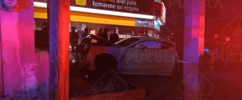 Auto de lujo queda destrozado en accidente en el Bulevar- Foto vía Tráfico Puebla