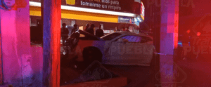 Auto de lujo queda destrozado en accidente en el Bulevar- Foto vía Tráfico Puebla