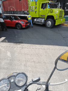 Choque entre tráiler y auto de lujo en Avenida Rosendo Márquez