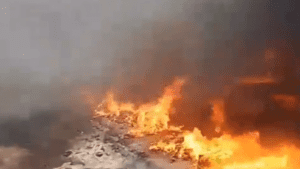 Incendio en bodega de plásticos en Cuapiaxtla de Madero sigue activo