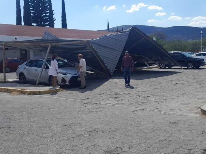 Fuertes ráfagas de viento provocan colapso de techo de estacionamiento en Tehuacán, Puebla
