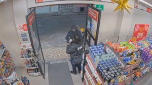 Sujeto armado asalta a mujer policía en tienda de Iztapalapa