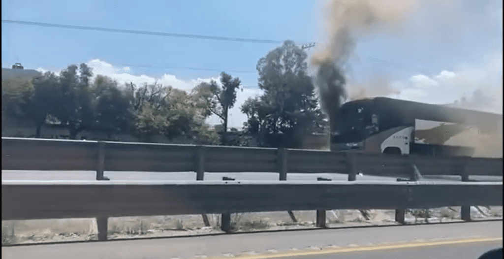 Incendio de autobús en la autopista Puebla-Orizaba