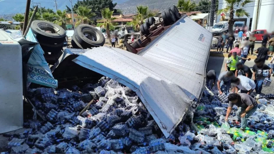 Cierre total en la carretera Cuernavaca-Chilpancingo tras volcadura de tráiler y saqueos