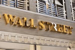 Wall Street y BMV caen ante temores de recesión en EE.UU.