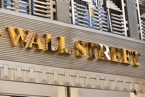 Wall Street y BMV caen ante temores de recesión en EE.UU.