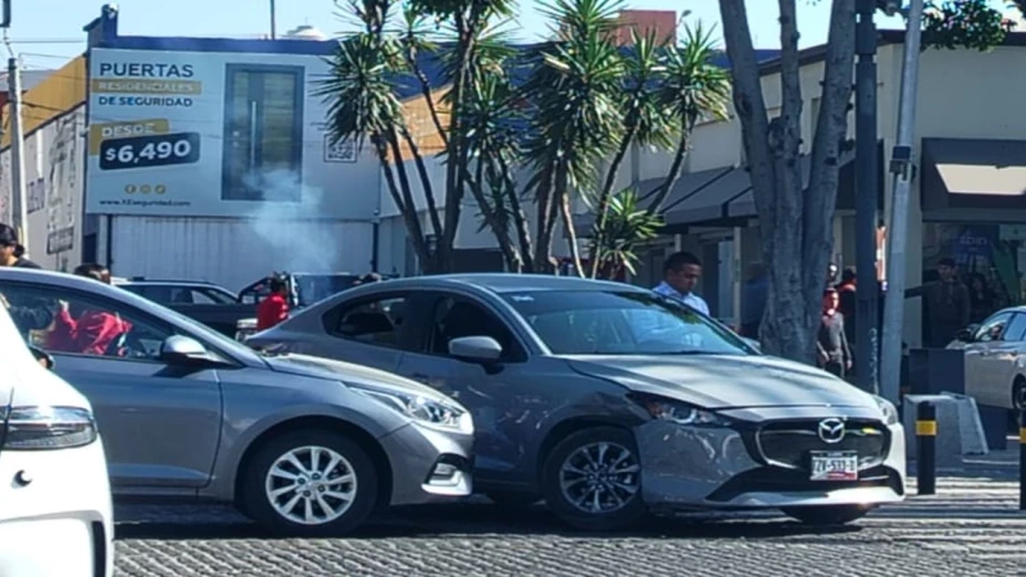 Choque en Avenida Juárez y 17 Sur provoca caos vial- Foto vía Azteca Puebla