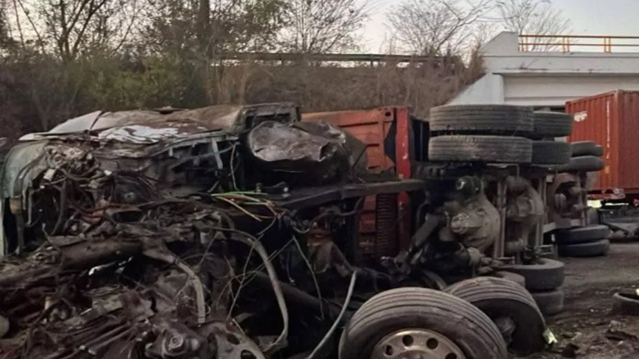 Así sucedió la volcadura de un tráiler en la autopista Siglo XXI; provocó cierre total